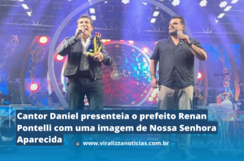 Cantor Daniel presenteia o prefeito Renan Pontelli com uma imagem de Nossa Senhora Aparecida 