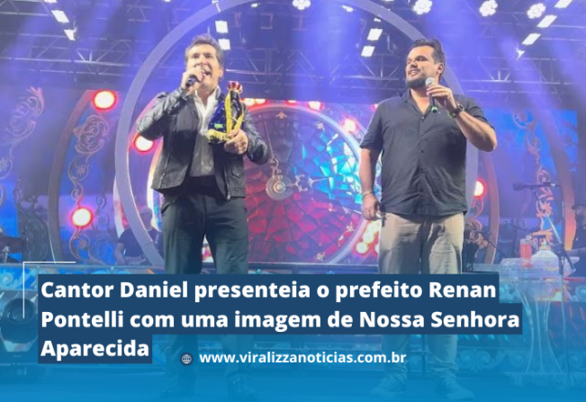 Cantor Daniel presenteia o prefeito Renan Pontelli com uma imagem de Nossa Senhora Aparecida 